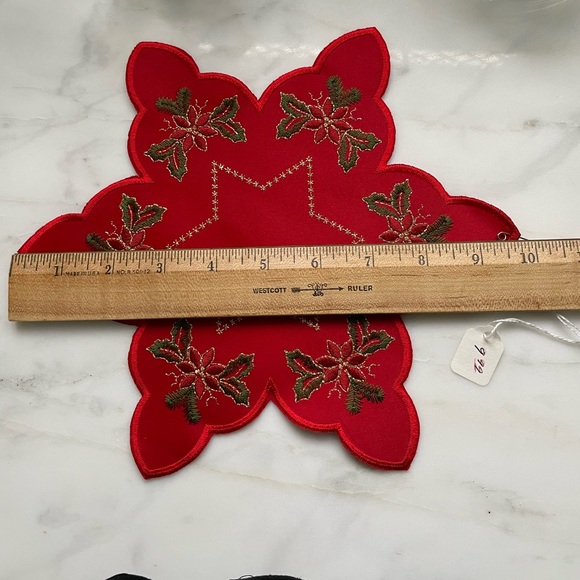 Two snowflake shaped German Christmas linens, doily, coasters - Picture 4 of 9